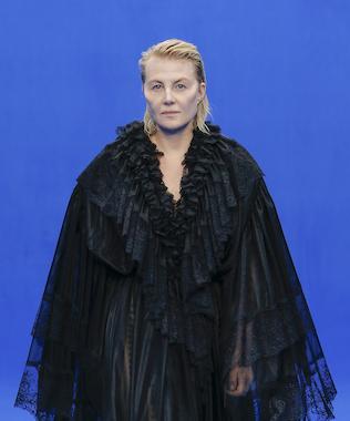 Россыпи золота, элементы пирсинга и накладные скулы: самые необычные мейк-ап тренды Недели моды в Париже